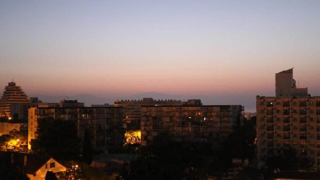 Výhľad na mesto Benalmádena alebo výhľad na mesto priamo z apartmánu