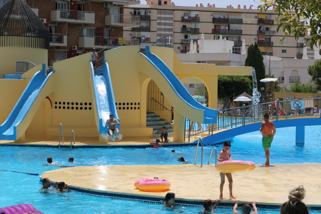 Bazén v ubytovaní EXKLUSIVA LÄGENHET I BENALMADENA alebo v jeho blízkosti