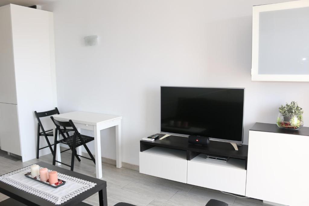 Televízia a/alebo spoločenská miestnosť v ubytovaní EXKLUSIVA LÄGENHET I BENALMADENA