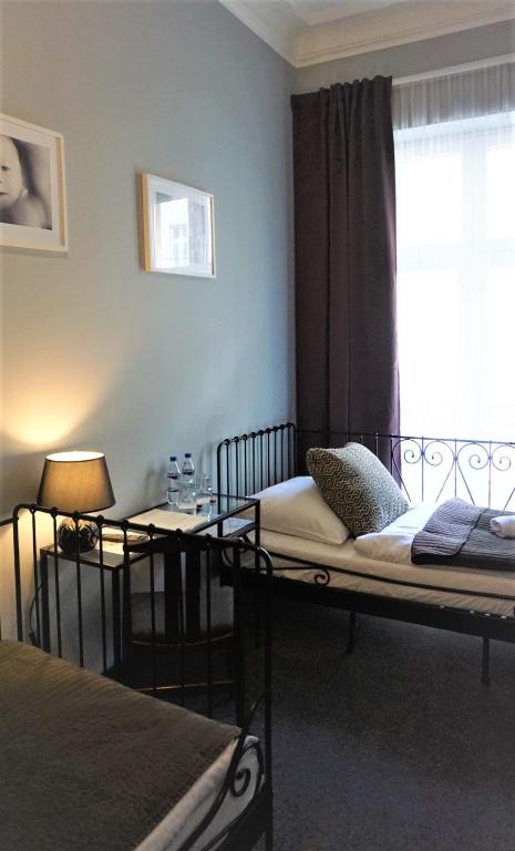 Postel nebo postele na pokoji v ubytování Expolis Residence - City Center MTP TARGI - 24h #betterthanyourEX