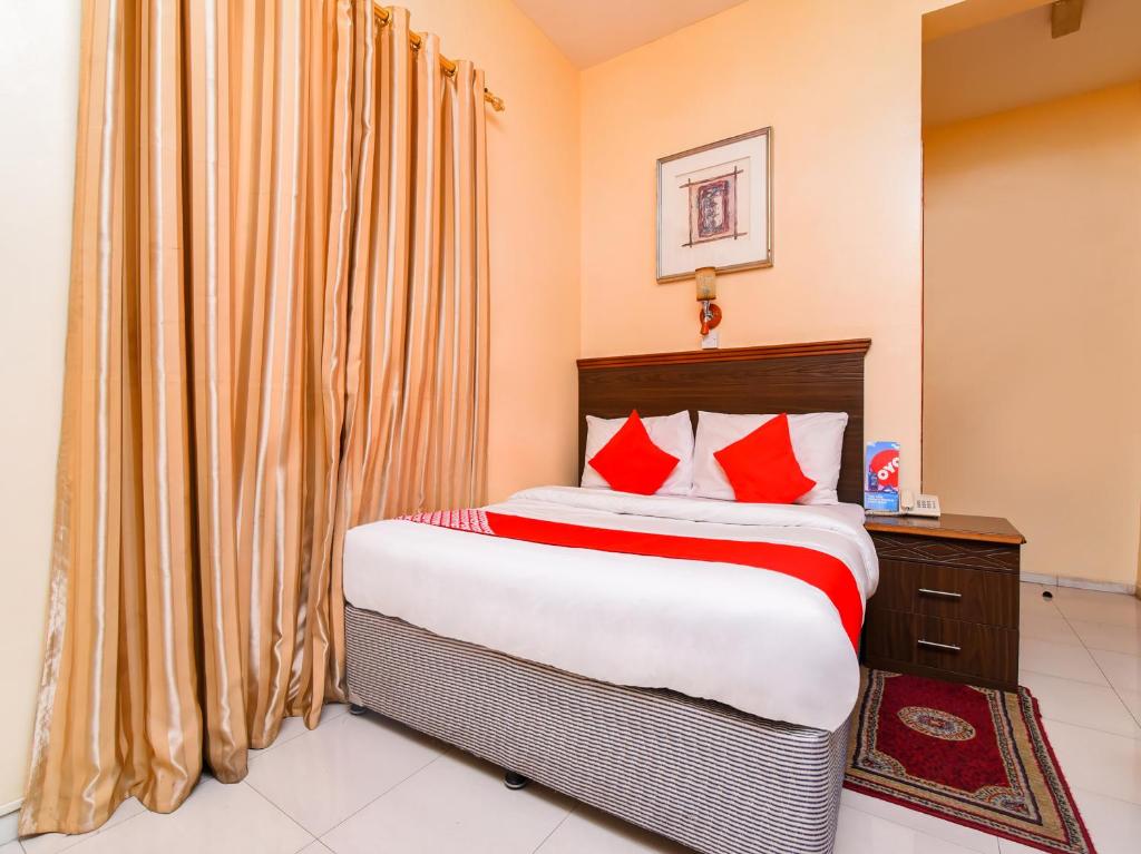 Tempat tidur dalam kamar di Melody Queen Hotel by AURA