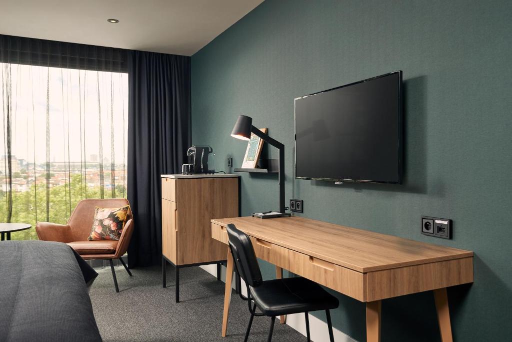 TV a/nebo společenská místnost v ubytování Van der Valk Hotel Antwerpen