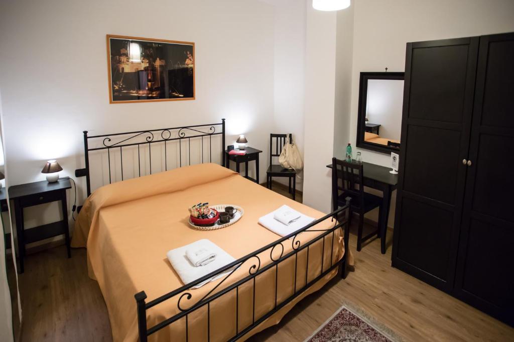 Un dormitorio con una cama con un bol de fruta. en B&B Villa Adriana, en Tívoli