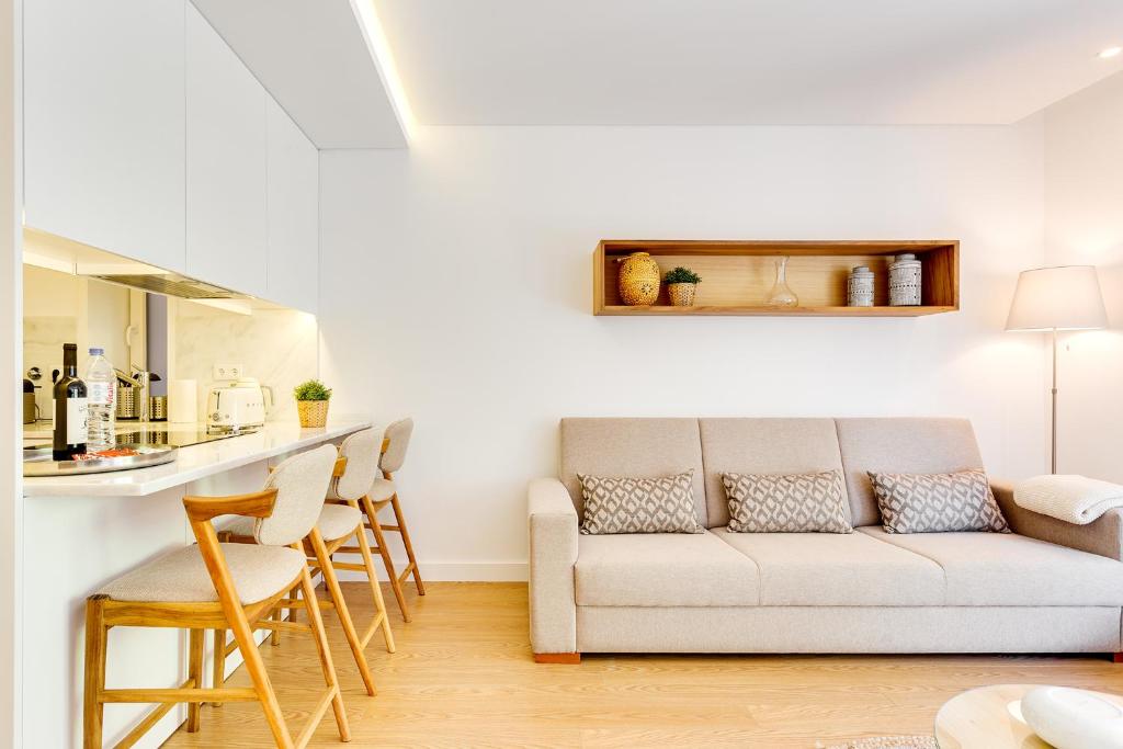 sala de estar con sofá y mesa en Wood Premium Downtown Apartment by DA'HOME, en Oporto