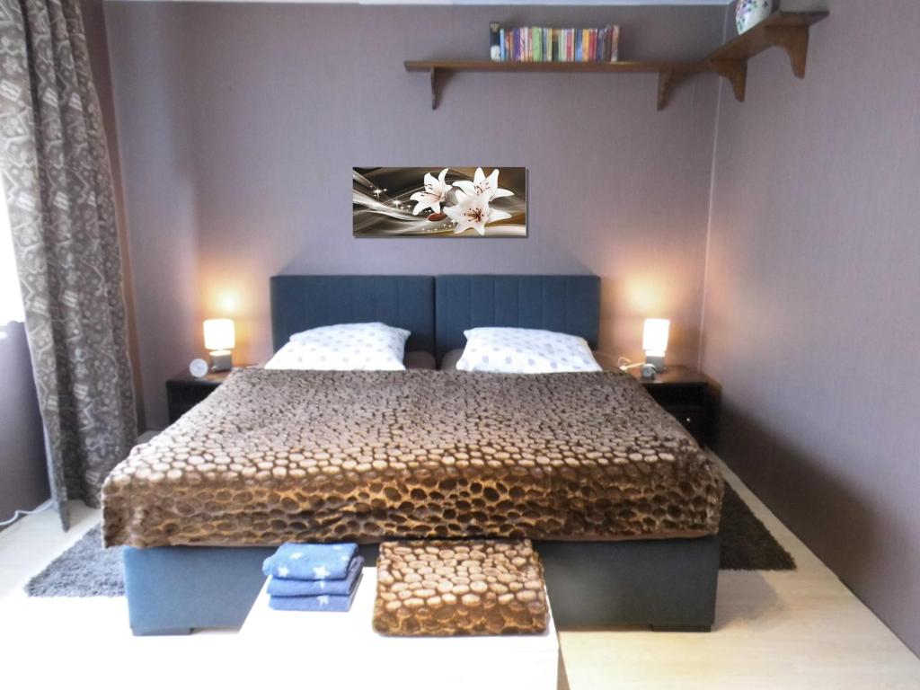 um quarto com uma cama com dois candeeiros e duas malas em Dein Zuhause auf Zeit em Heringen