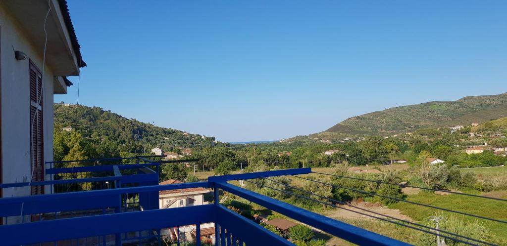 - une vue sur les montagnes depuis le balcon d'une maison dans l'établissement Tra mare e collina c'è Belmare, à Montecorice