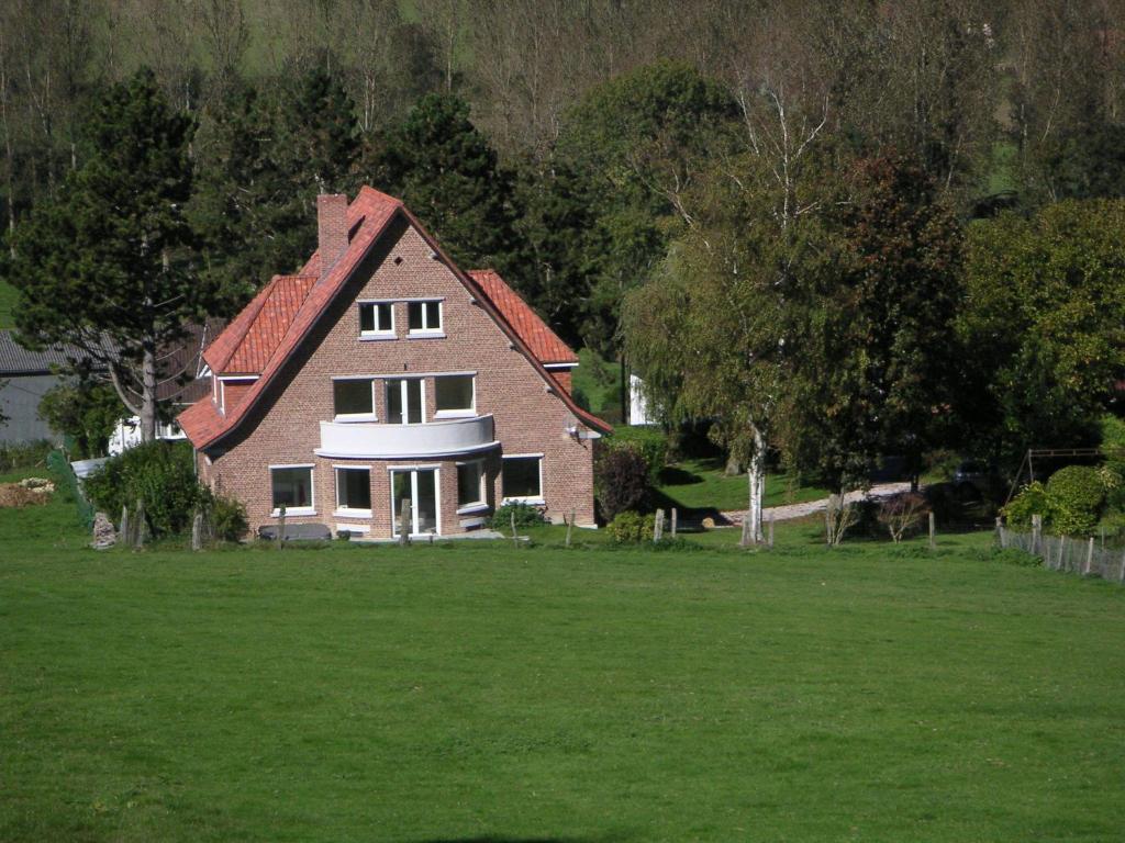 una grande casa in un campo di erba verde di Villa des Groseilliers Spa Practice golf moutons a Loison-sur-Créquoise