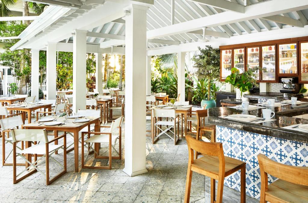 Ein Restaurant oder anderes Speiselokal in der Unterkunft Parrot Key Hotel &amp; Villas 