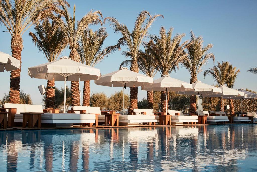 Bazén v ubytování Nikki Beach Resort & Spa Santorini nebo v jeho okolí
