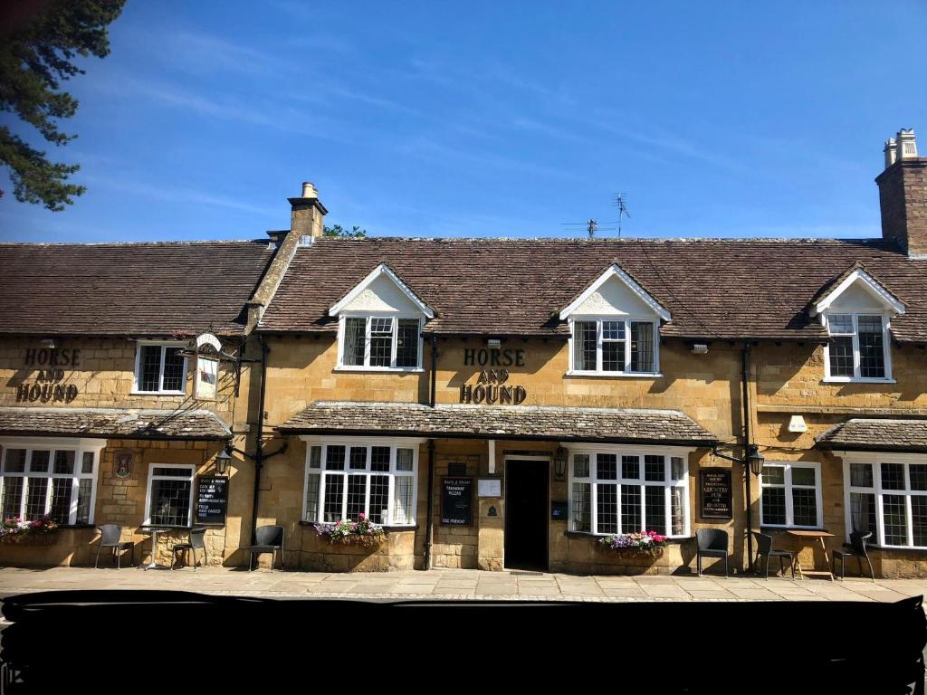 un gran edificio de ladrillo con ventanas blancas en Horse & Hound Inn en Broadway