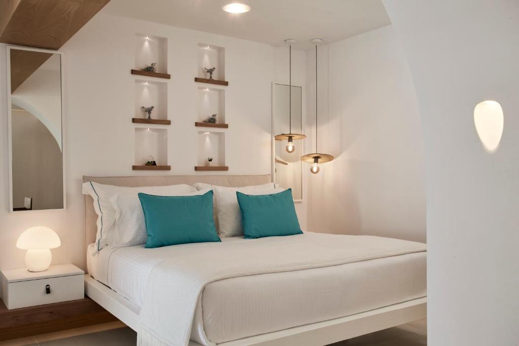 Postel nebo postele na pokoji v ubytování Nikki Beach Resort & Spa Santorini