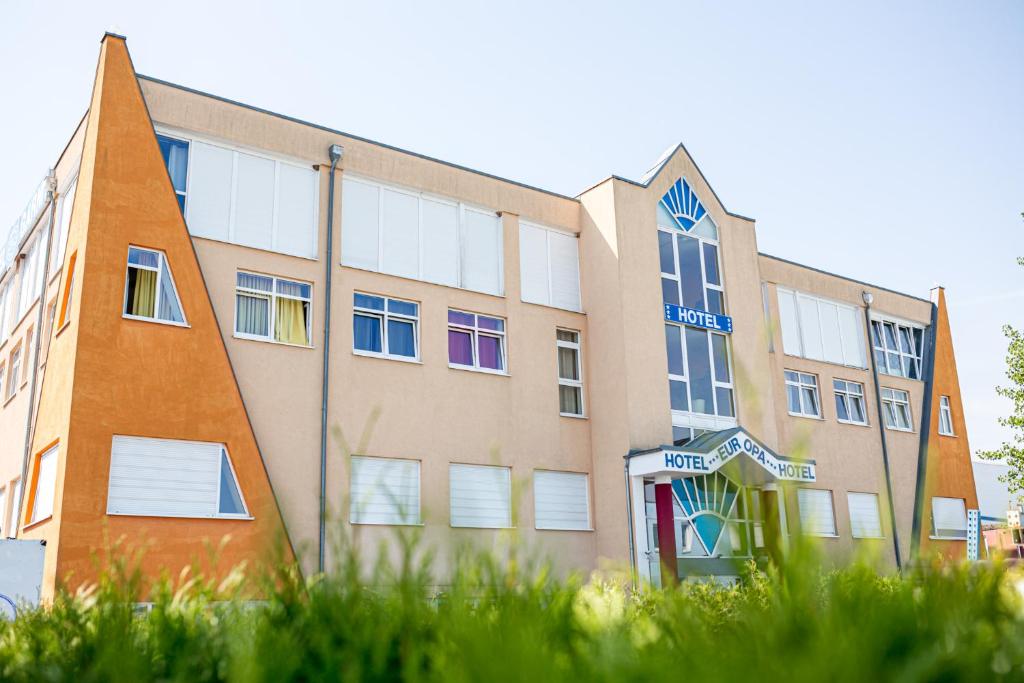 un edificio con un cartel en la parte delantera en Europa Hotel Garni, en Fürth