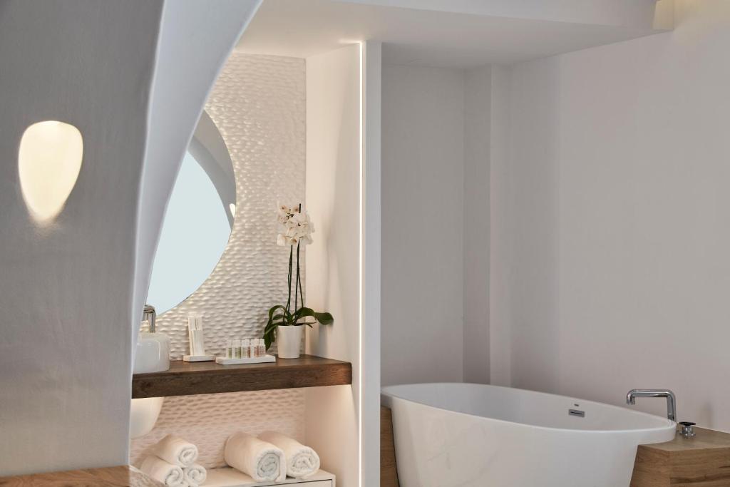 Koupelna v ubytování Nikki Beach Resort & Spa Santorini