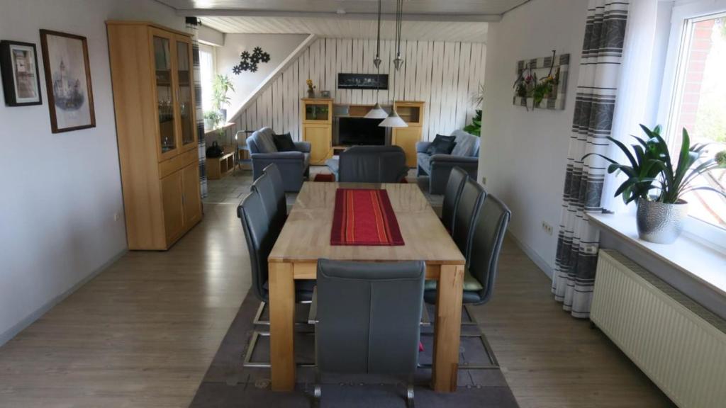 克萊沃的住宿－FEWO 67，一间带木桌和椅子的用餐室
