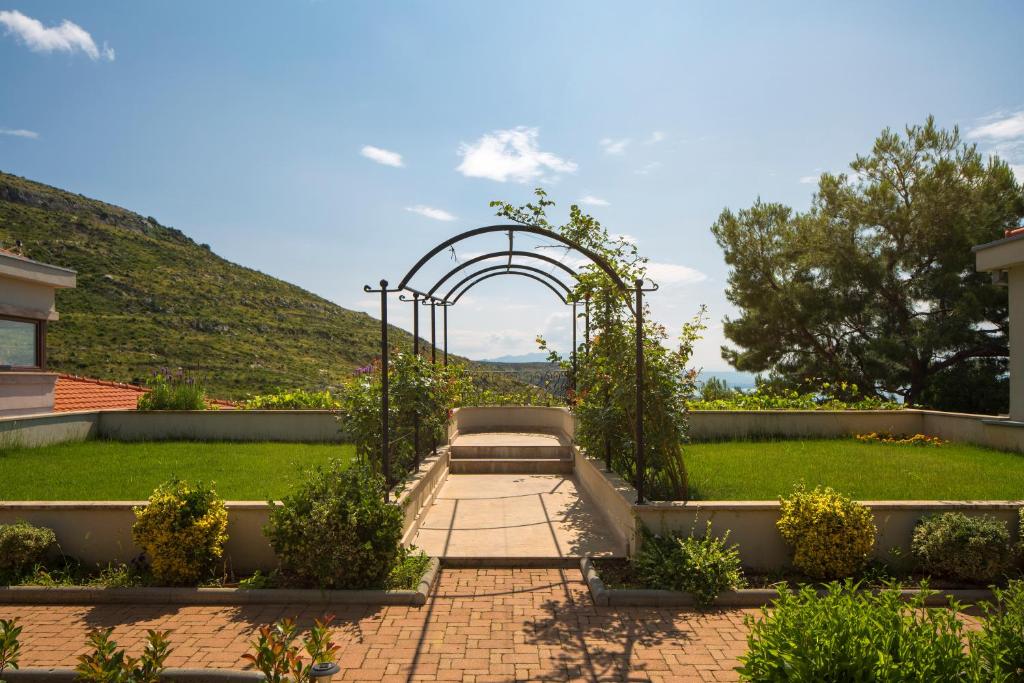 Vonkajšia záhrada v ubytovaní ISOLATED Five Star Luxury Villa With Private Pool