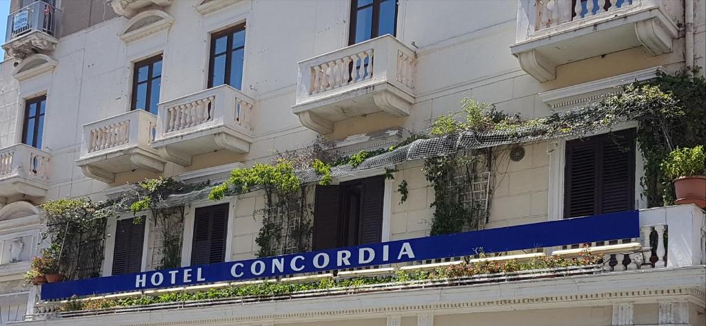 uma placa de hotel concordia ao lado de um edifício em Concordia Rooms B&B em Crotone