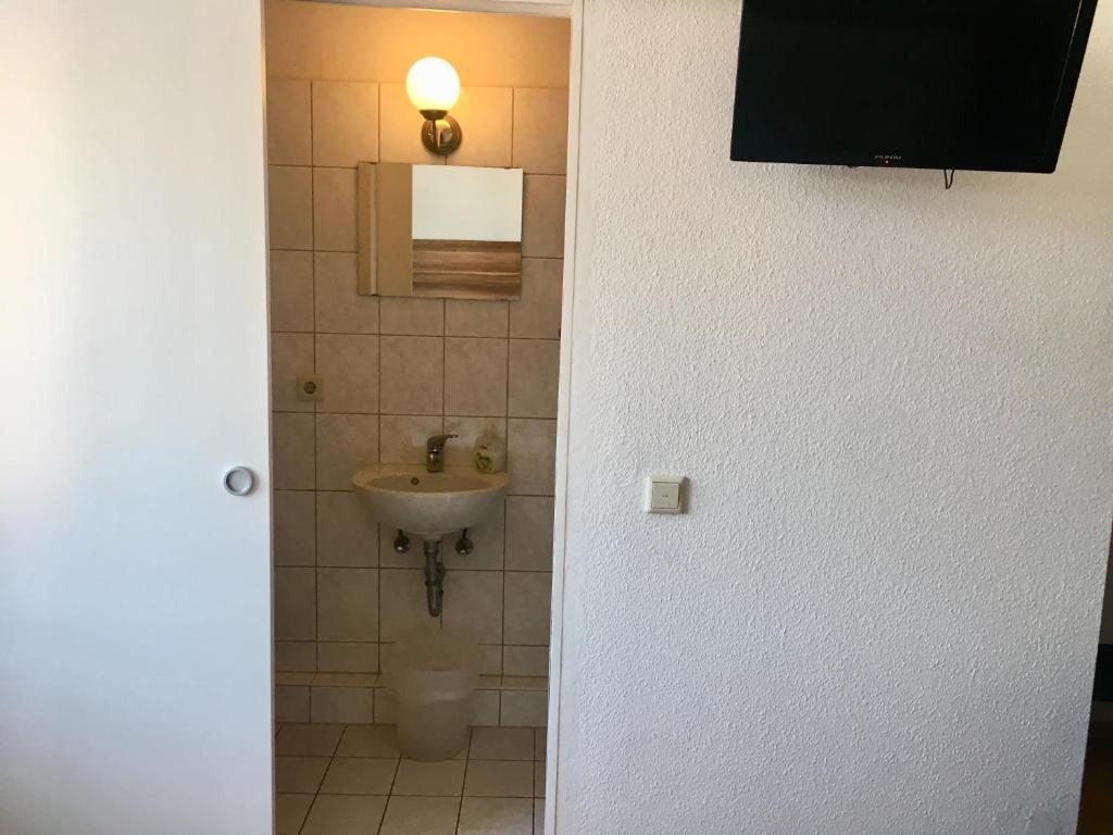 Ein Badezimmer in der Unterkunft Pension Akropolis