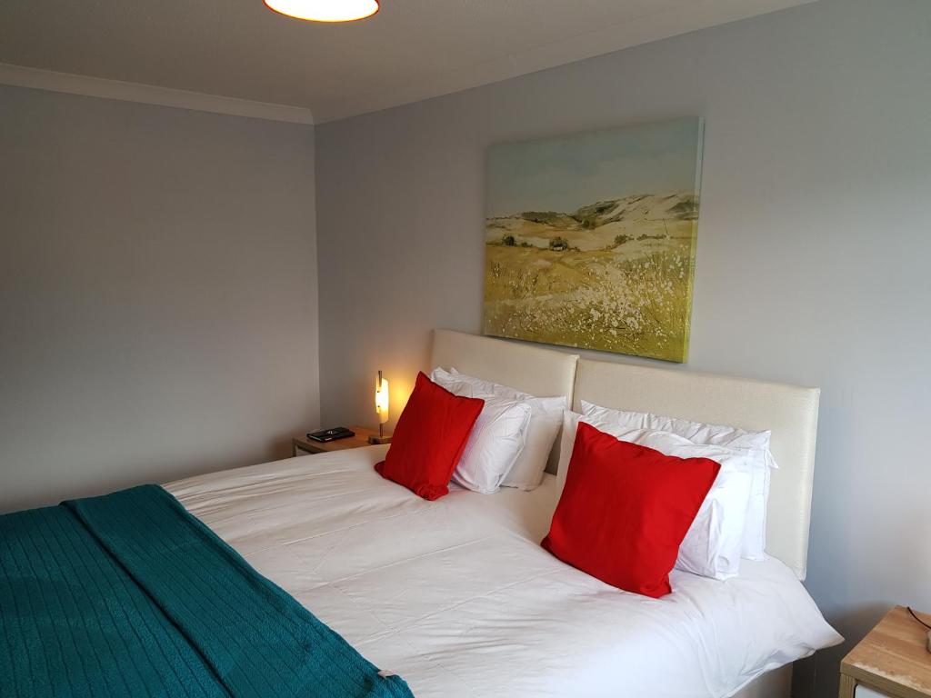 Ein Bett oder Betten in einem Zimmer der Unterkunft Penllech House - Huku Kwetu Notts - 3 Bedroom Spacious Lovely and Cosy with a Free Parking- Affordable and Suitable to Group Business Travellers