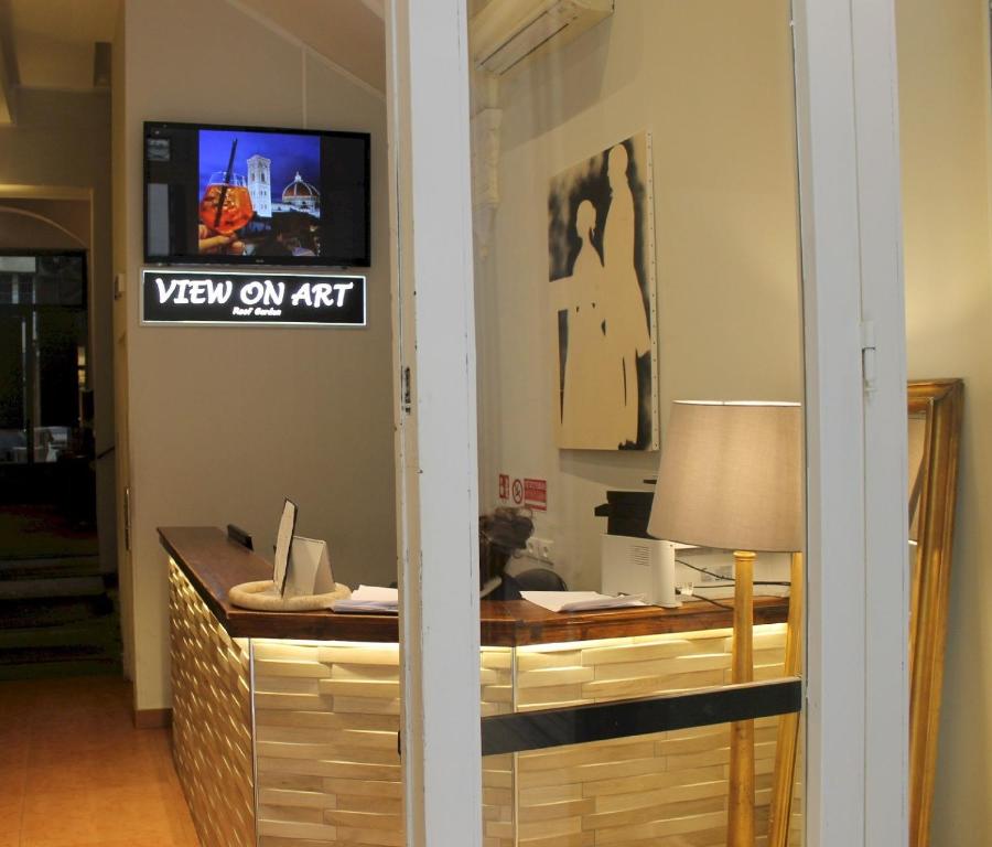 A television and/or entertainment centre at Hotel Medici