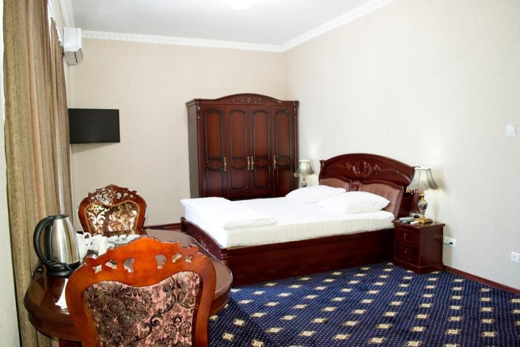 Postel nebo postele na pokoji v ubytování Bokhtariyon Hotel