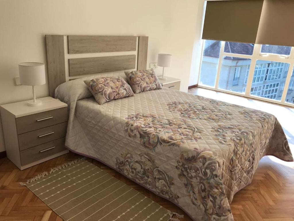 Postel nebo postele na pokoji v ubytování Atico Emilia Pardo Bazán