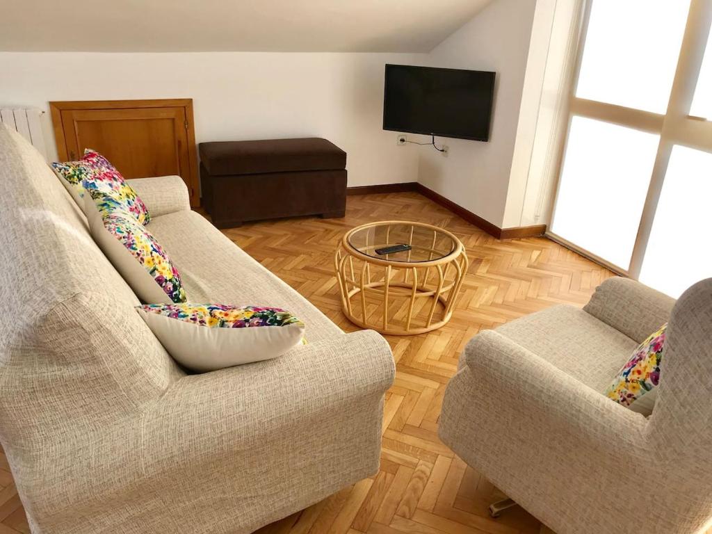 TV a/nebo společenská místnost v ubytování Atico Emilia Pardo Bazán