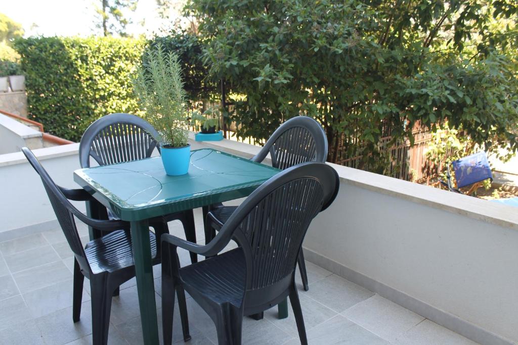 a green table and chairs on a patio at A casa di Marta in Bari