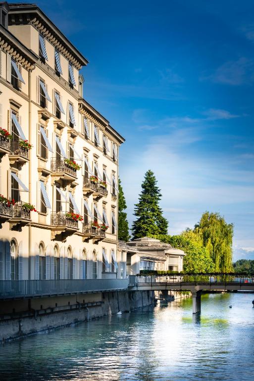 Výhled na řeku, která protéká v blízkosti hotelu