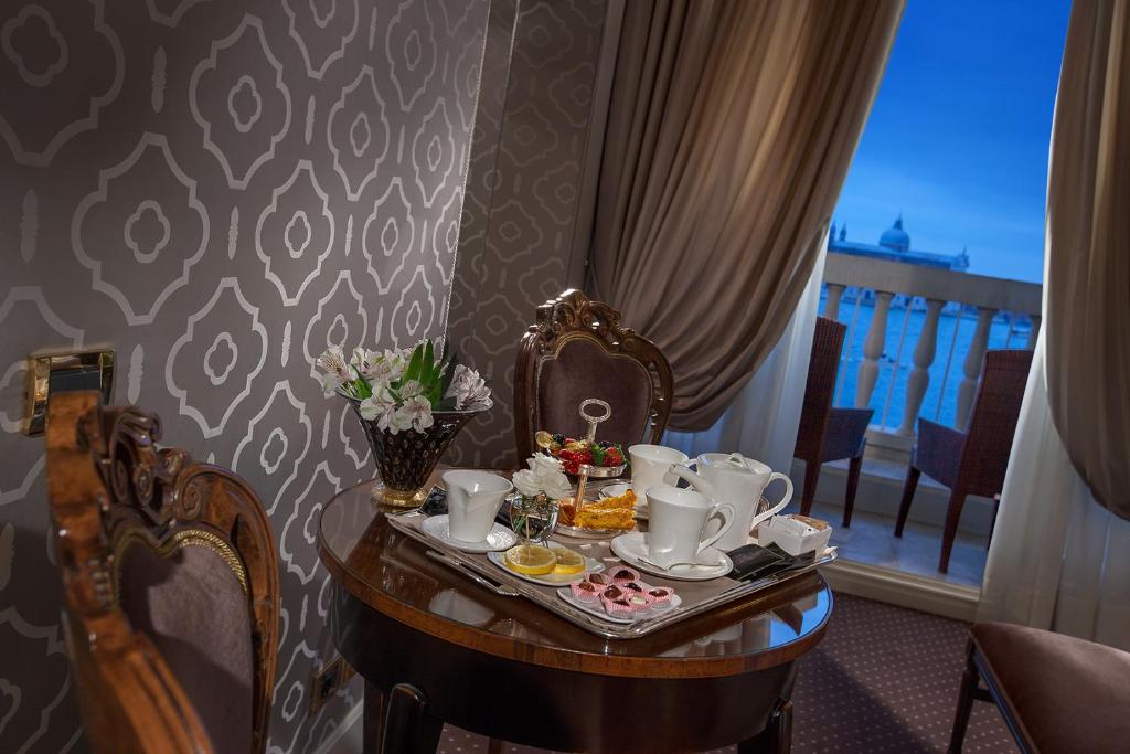 
Junior Suite with Lagoon View and Terrace
