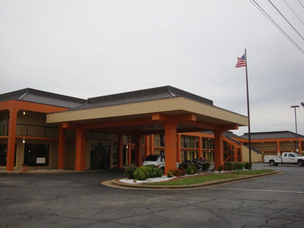 ein großes Gebäude mit einer Flagge davor in der Unterkunft Econo Lodge Inn and Suites - Jackson in Jackson