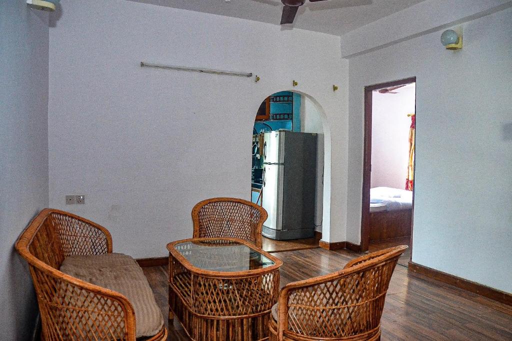 um quarto com uma mesa e cadeiras e um frigorífico em Pokhara Star Inn Pvt Ltd em Pokhara