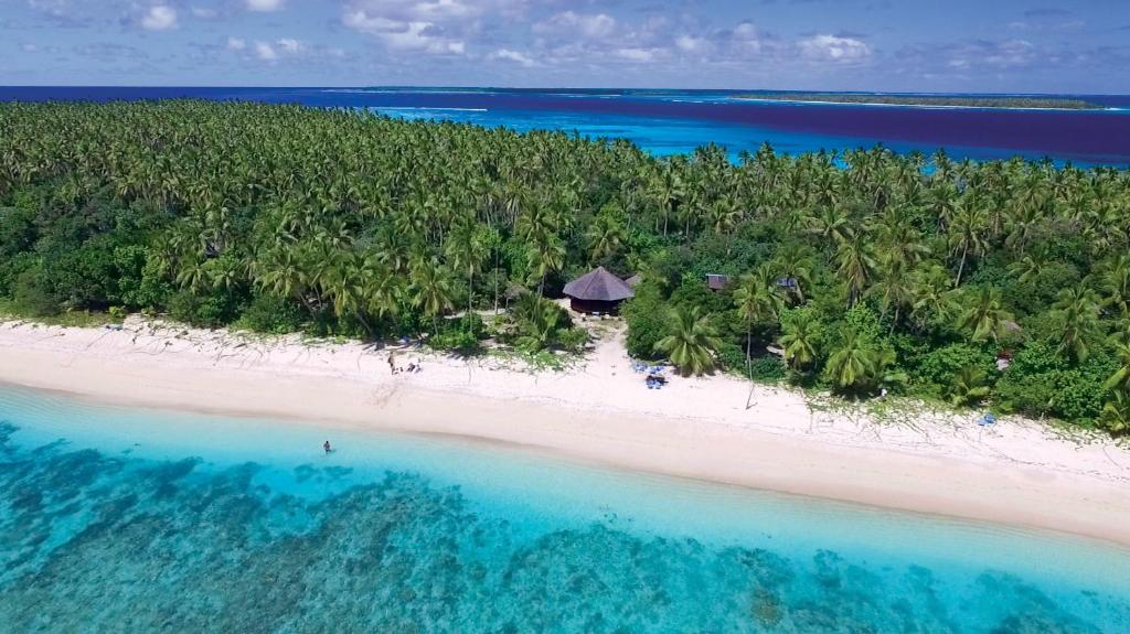 una vista aérea de una playa con un complejo en Serenity Beaches Resort, en Uoleva Island