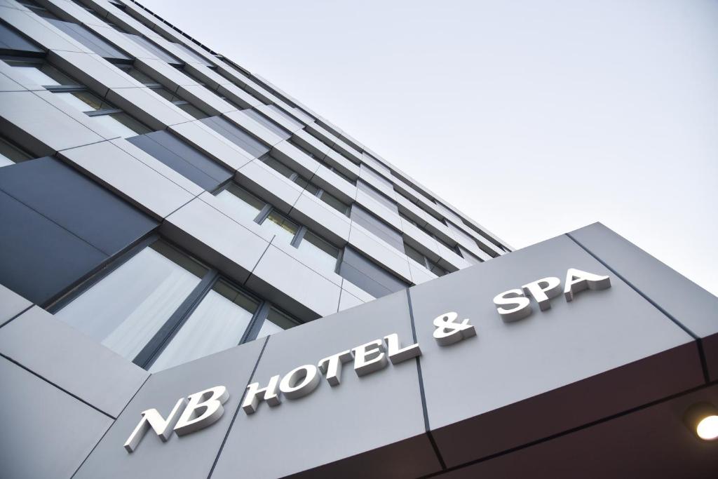 um sinal na fachada de um novo hotel e spa em NB Hotel&Spa em Tetovo