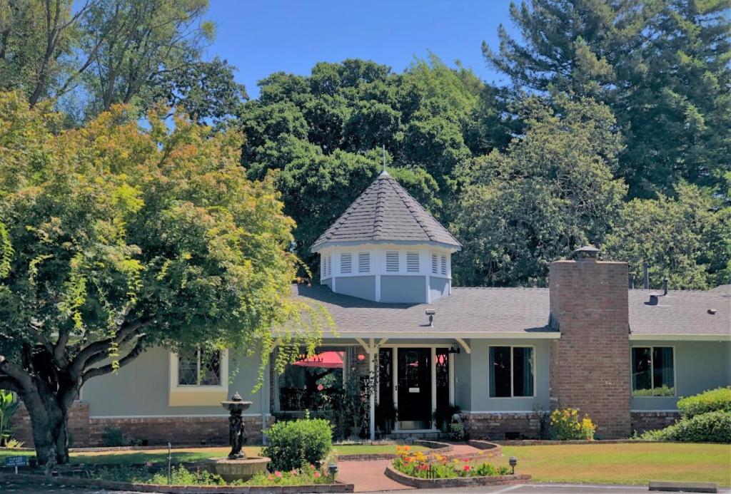 uma casa com uma torre em cima dela em Stahlecker House Inn em Napa