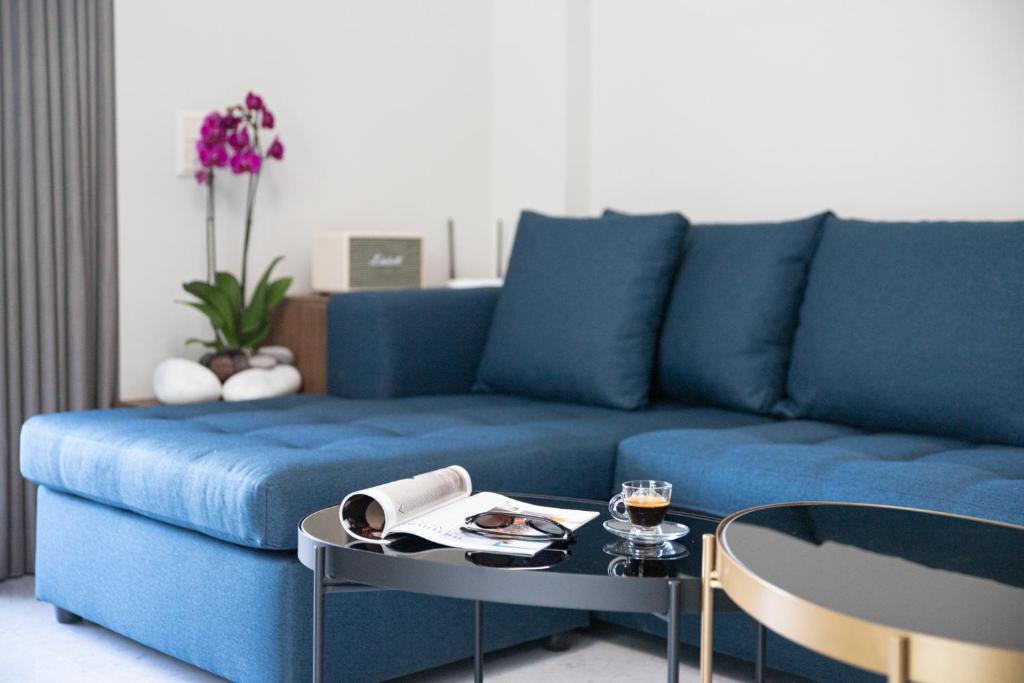 A seating area at Olygreen Athens Residences