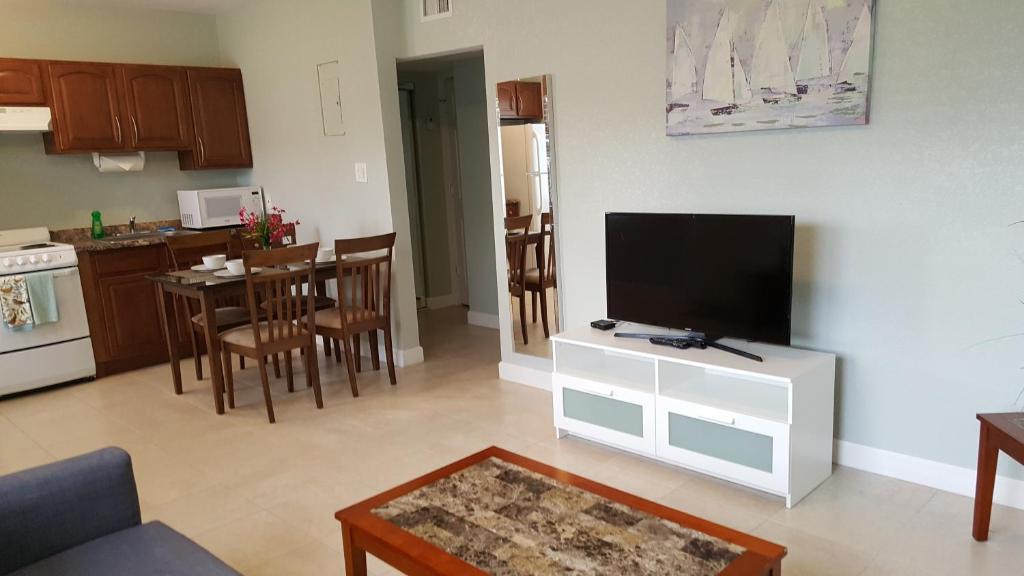 Kuchyň nebo kuchyňský kout v ubytování Coral Key Inn