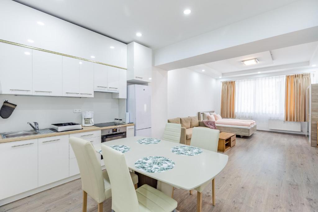 uma cozinha e sala de estar com mesa e cadeiras em House4us.Central Budapest.Luxury Apartment. Deák Ferenc Ter em Budapeste