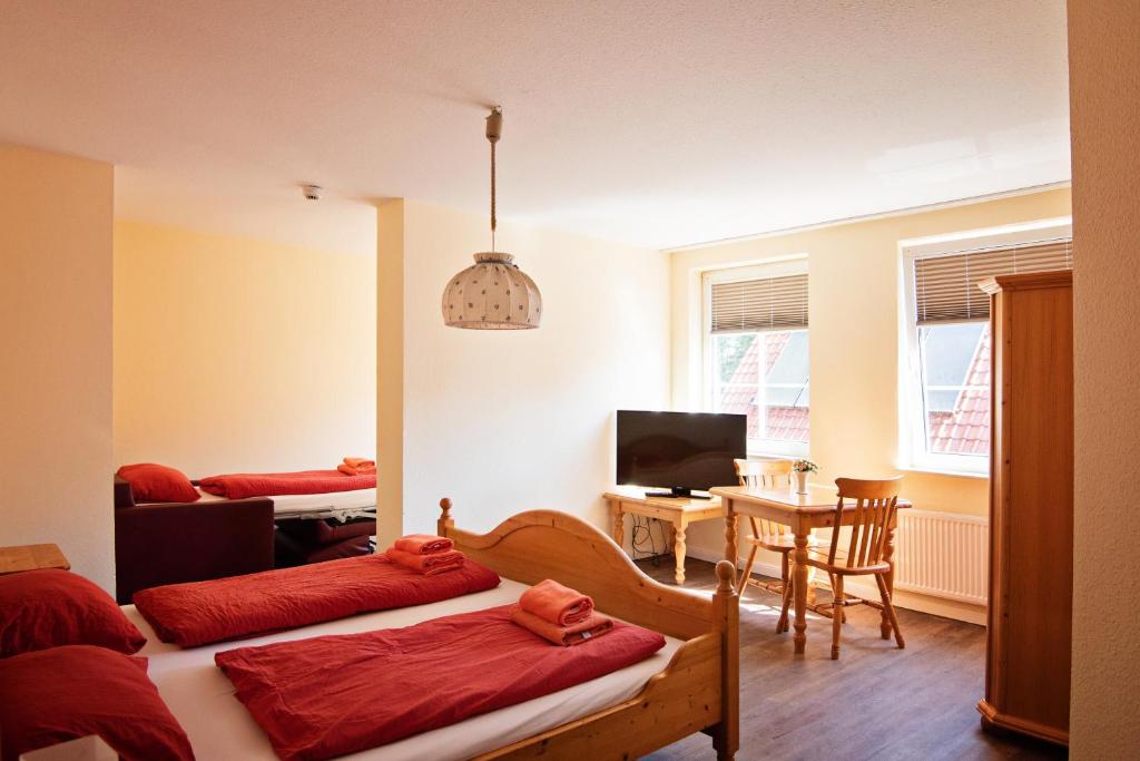 um quarto com duas camas e uma mesa e uma sala de jantar em Ferienparadies Mühlenbach em Soltau