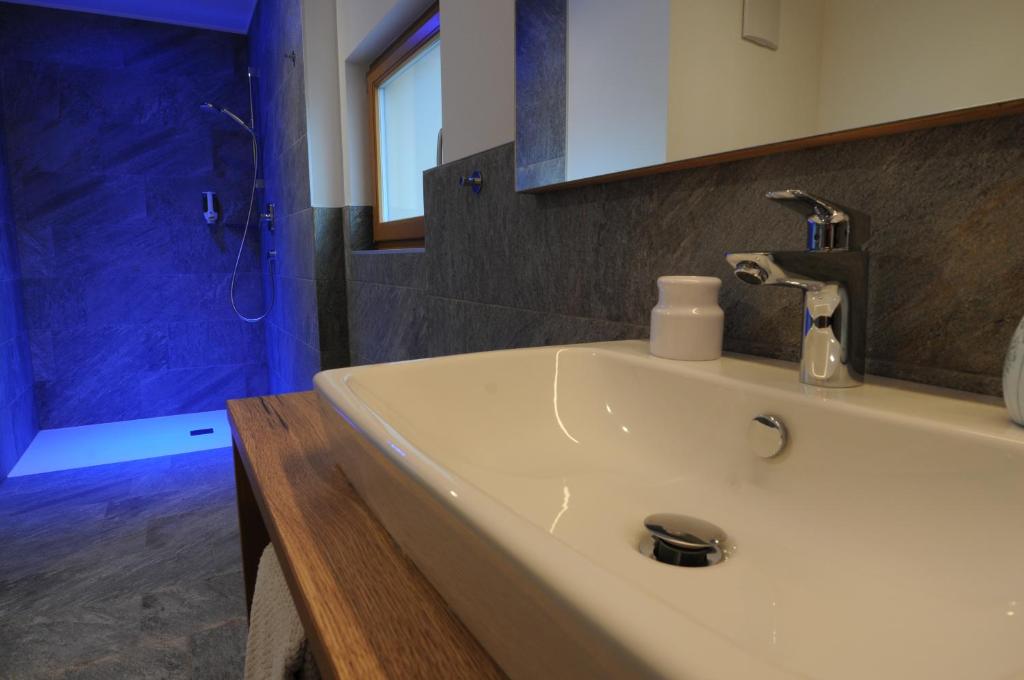 Koupelna v ubytování Naturhotel Haller