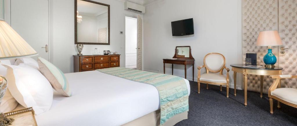 Postel nebo postele na pokoji v ubytování Hotel Claridge Paris