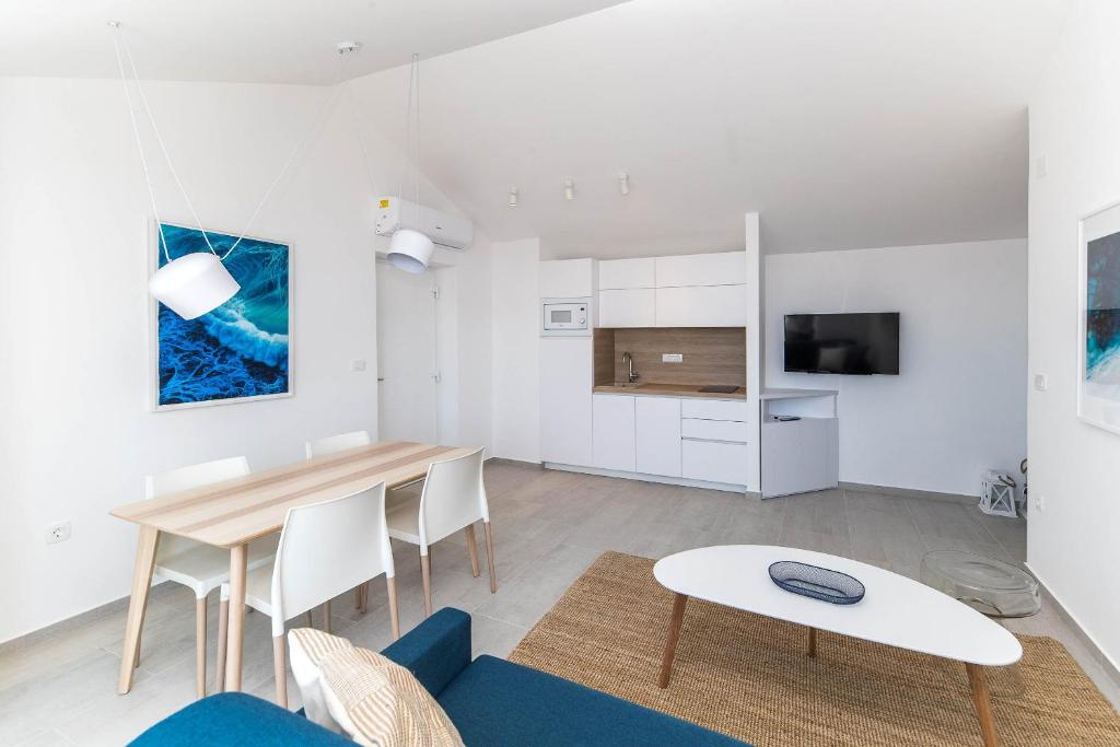 Televízia a/alebo spoločenská miestnosť v ubytovaní APARTMANI VIGO