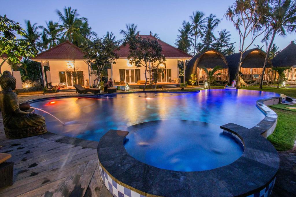 a swimming pool in the middle of a house at Sanghyang Bay Villas in Nusa Lembongan