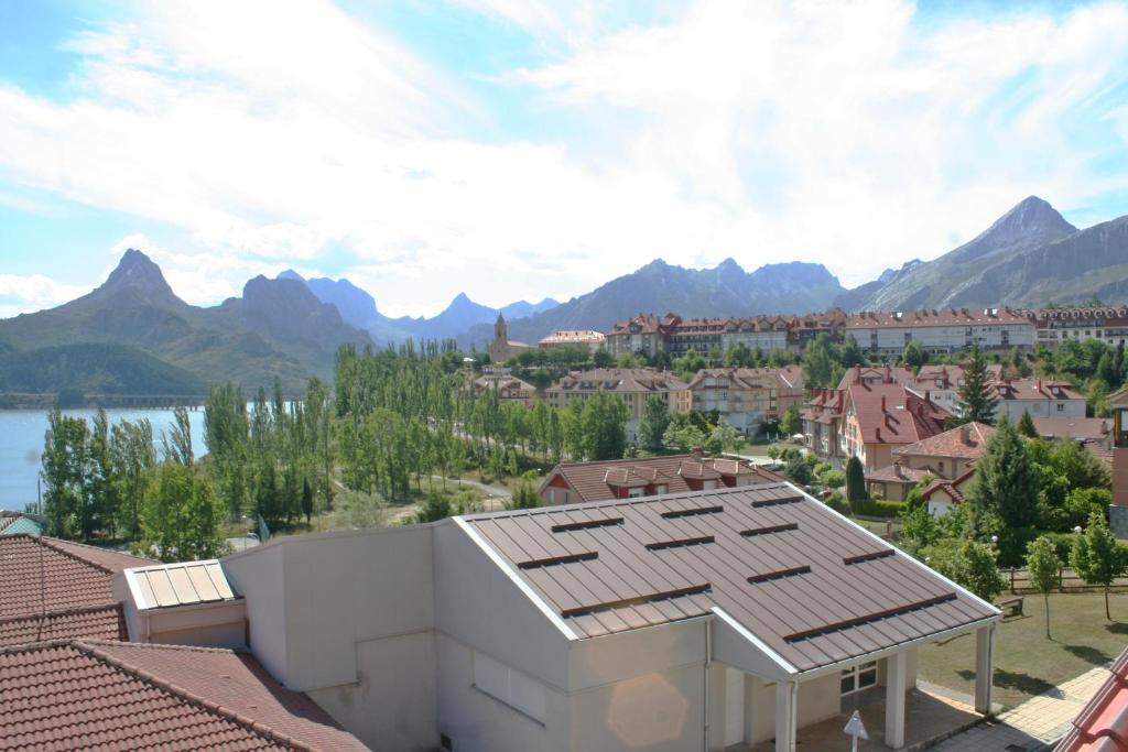 un edificio con vistas a la ciudad y a las montañas en Los Casares, en Riaño