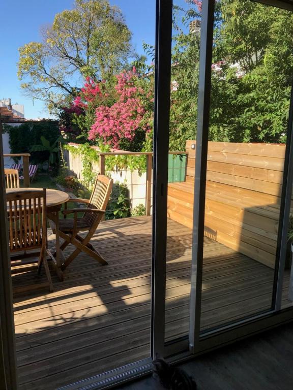 une véranda avec une table et des chaises dans l'établissement La Croix Blanche, à Dax