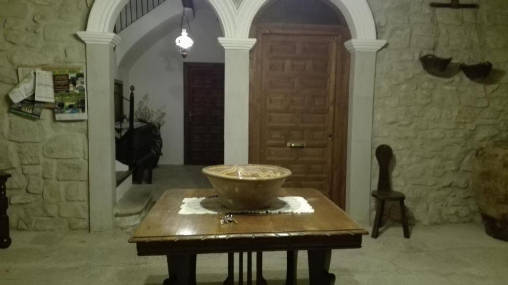 uma tigela numa mesa num quarto com uma porta em Casa Cartujet em Calaceite