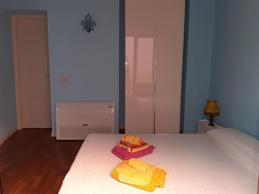 una camera da letto con un letto e due asciugamani di Casa vacanze a 30 metri dal mare a Giardini Naxos