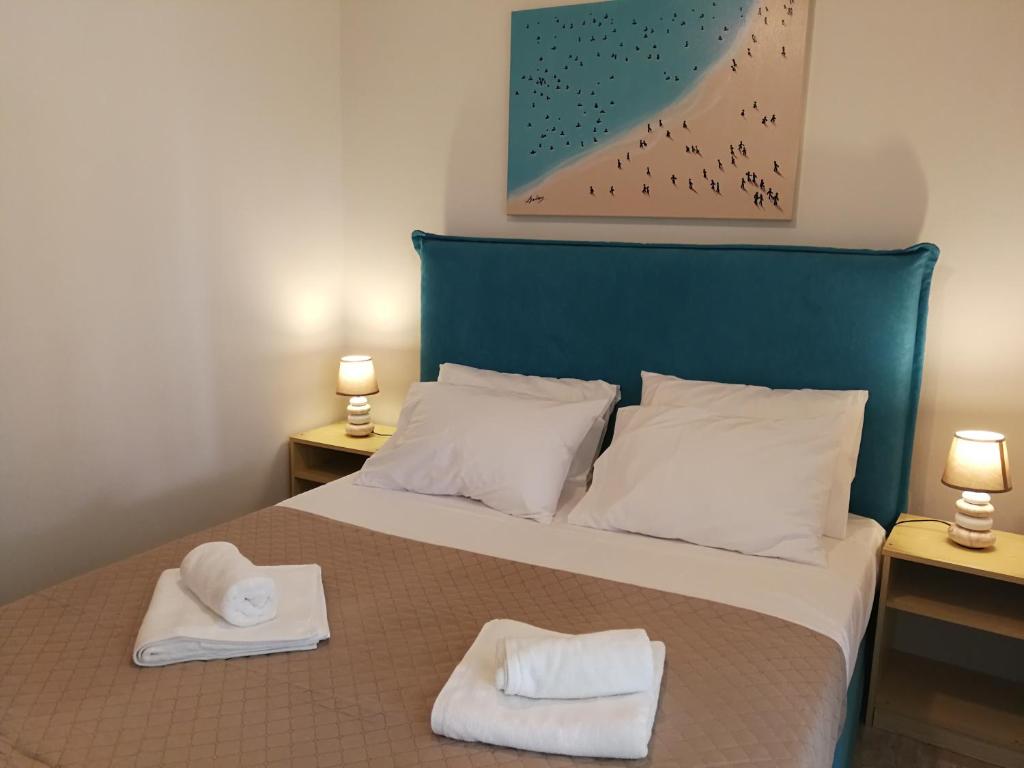 - une chambre avec un lit et 2 serviettes dans l'établissement Angel's Place by the Sea, à Diakopto