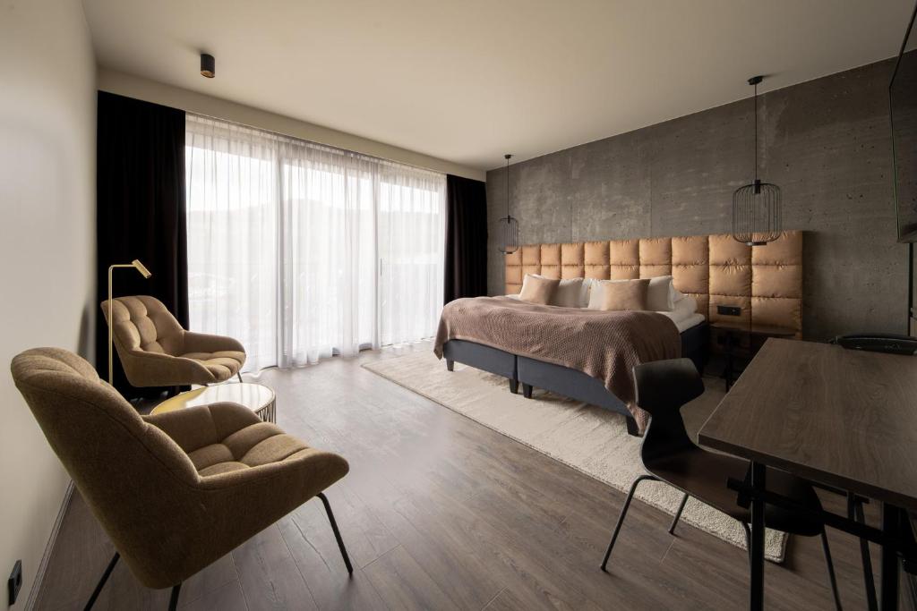 ゲイシールにあるHotel Geysirのベッドルーム1室(ベッド1台、テーブル、椅子付)