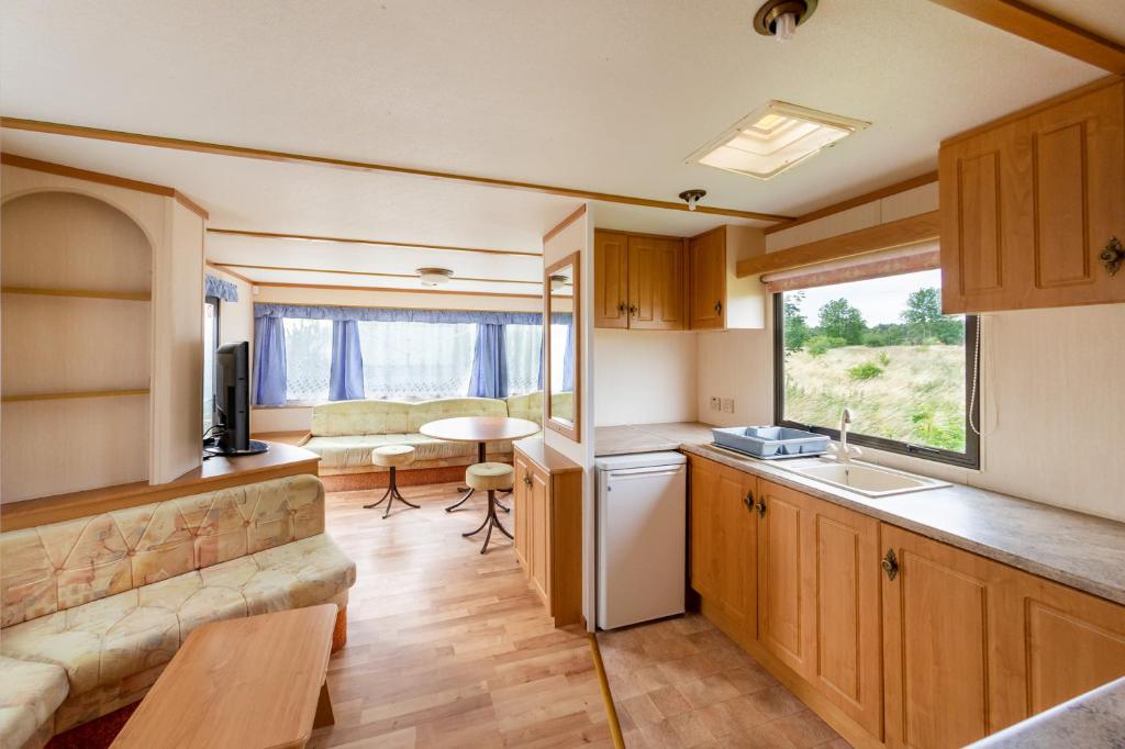 a kitchen and living room of a caravan at Domki u Beaty in Rewal