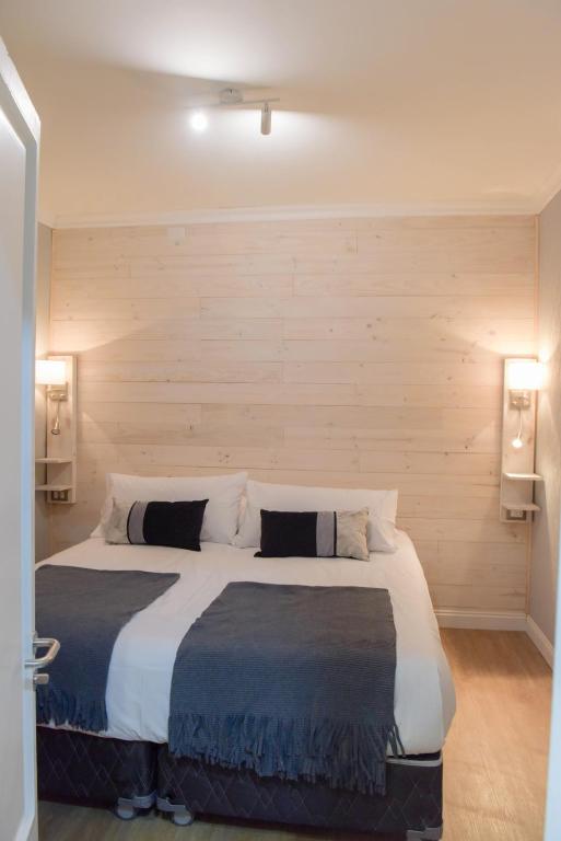 Postel nebo postele na pokoji v ubytování Hostal Boutique Puerta Roja